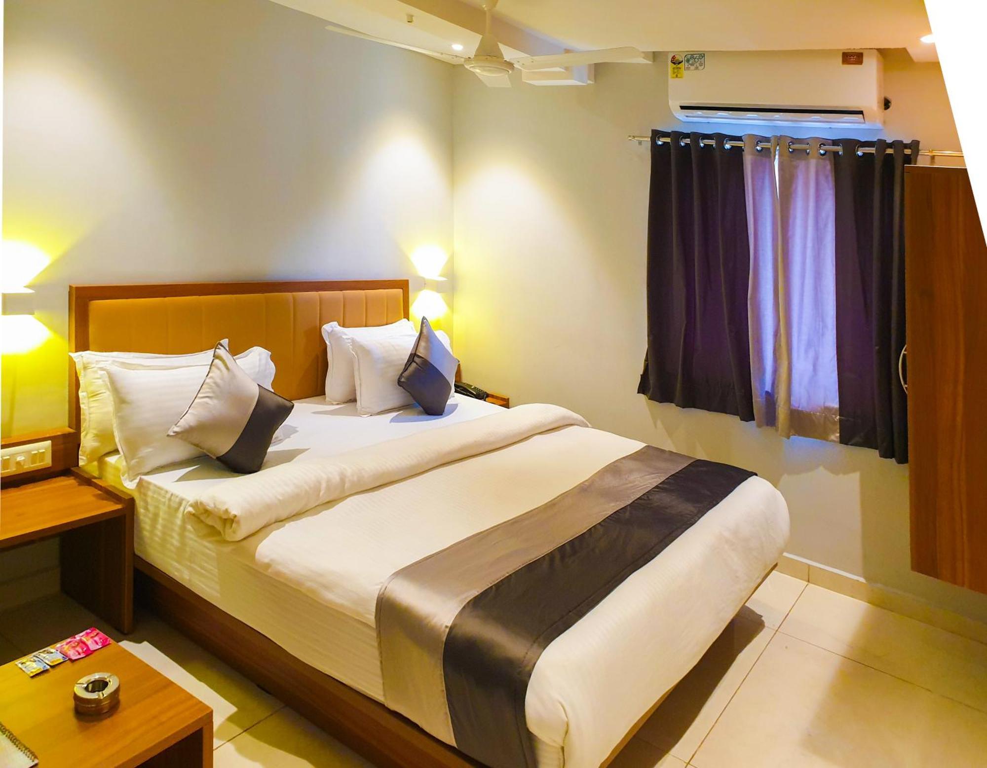 Hotel Nova Star Rajkot Eksteriør billede