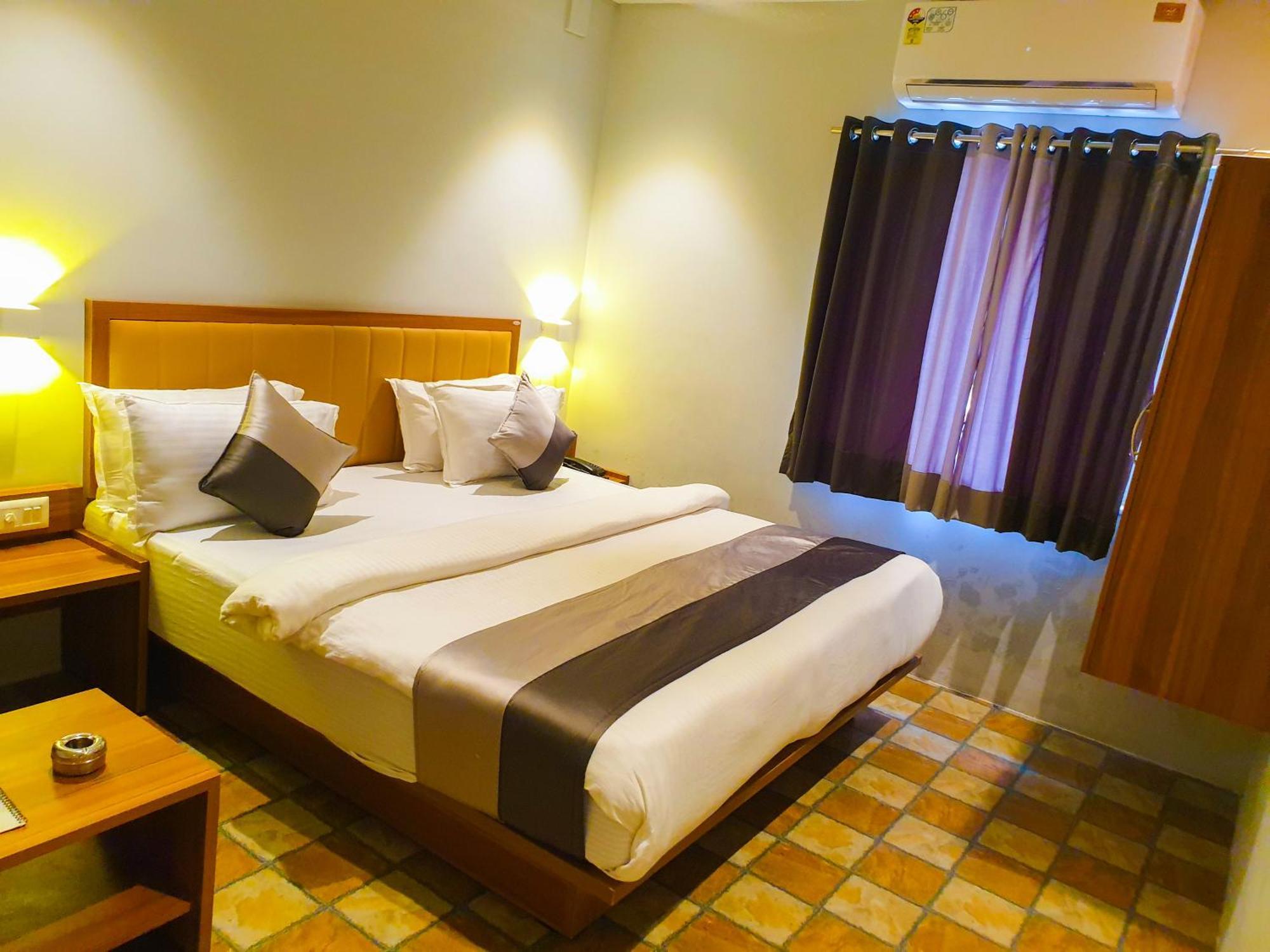 Hotel Nova Star Rajkot Eksteriør billede